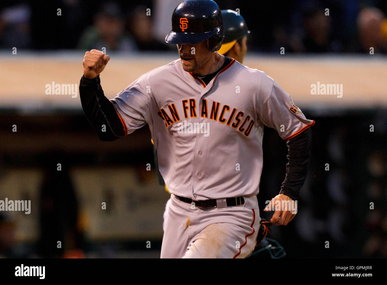 18 juin 2011, Oakland, CA, USA ; San Francisco Giants catcher Chris Stewart (37) marque un point contre les Athletics d'Oakland au cours de la cinquième manche à l'O.co Coliseum. Banque D'Images