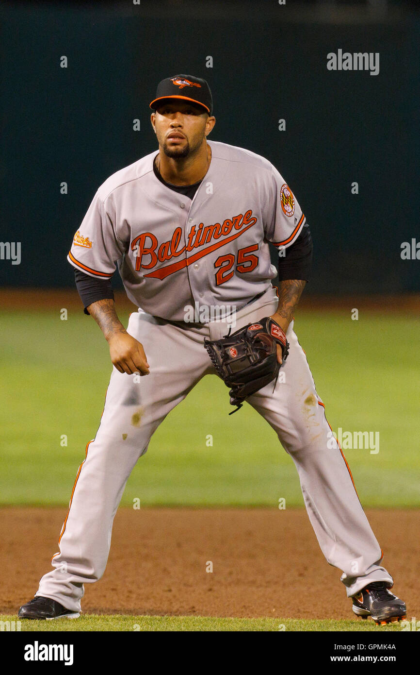 15 août, 2011 ; Oakland, CA, USA ; Baltimore Orioles de troisième but Josh Bell (25) situés dans l'avant-champ contre les Athletics d'Oakland au cours de la cinquième manche à O.co Coliseum. Baltimore a battu 6-2 Oakland. Banque D'Images