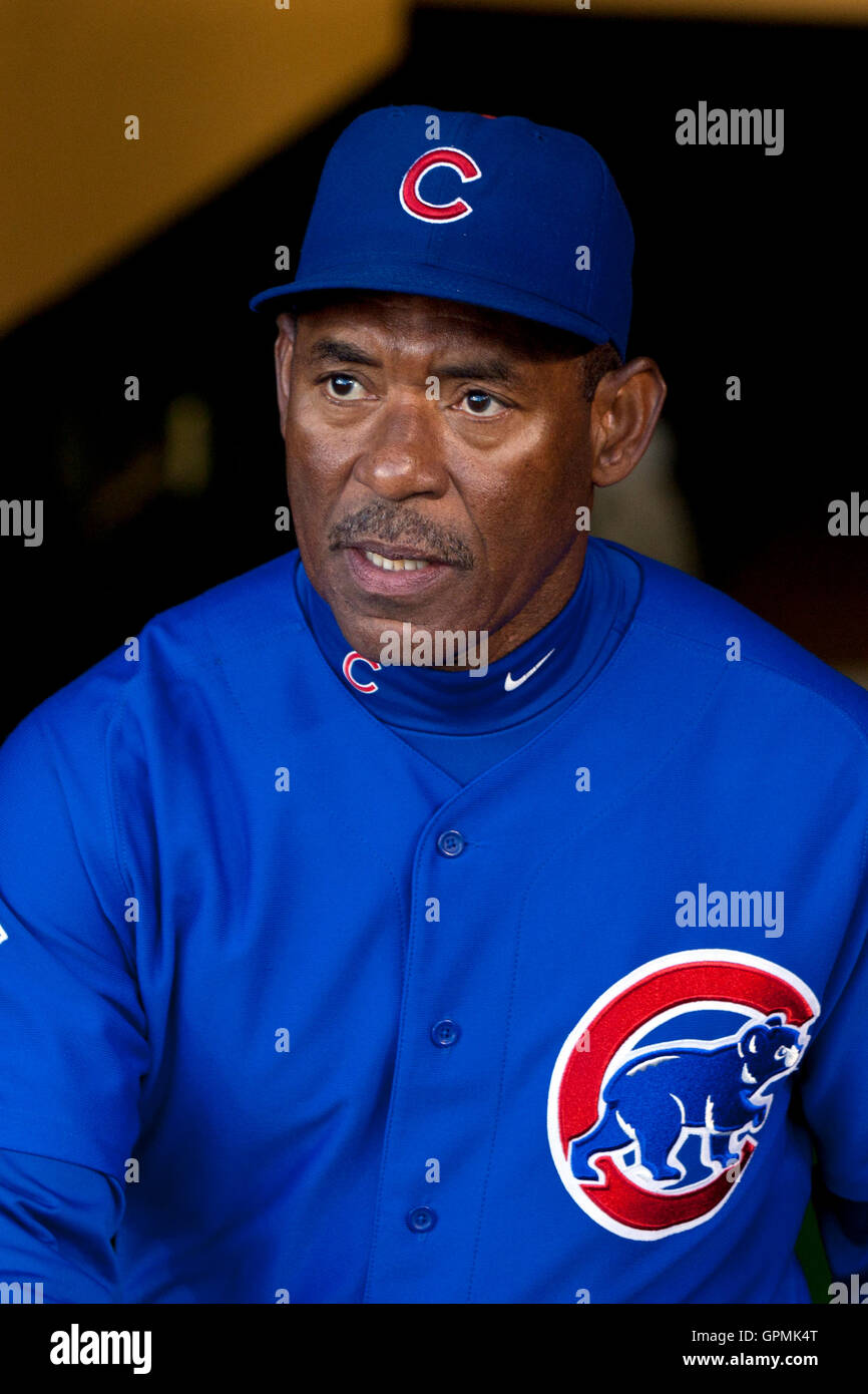 29 août 2011 ; San Francisco, CA, États-Unis; le troisième entraîneur de base des Chicago Cubs, Ivan de Jesus (11 ans), entre dans la dugout avant le match contre les Giants de San Francisco à AT&T Park. Chicago a battu San Francisco 7-0. Banque D'Images