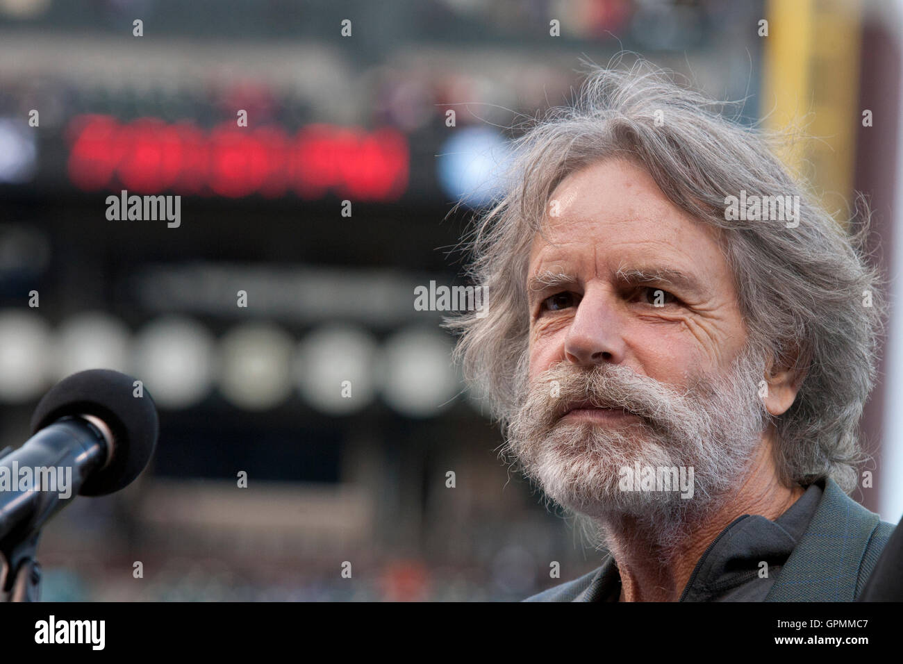 9 août, 2010 ; San Francisco, CA, USA ; Grateful Dead guitariste Bob Weir participe à Jerry Garcia hommage nuit avant le match entre les Giants de San Francisco et les Cubs de Chicago à AT&T Park. San Francisco Chicago battu 4-3 en 11 manches. Banque D'Images