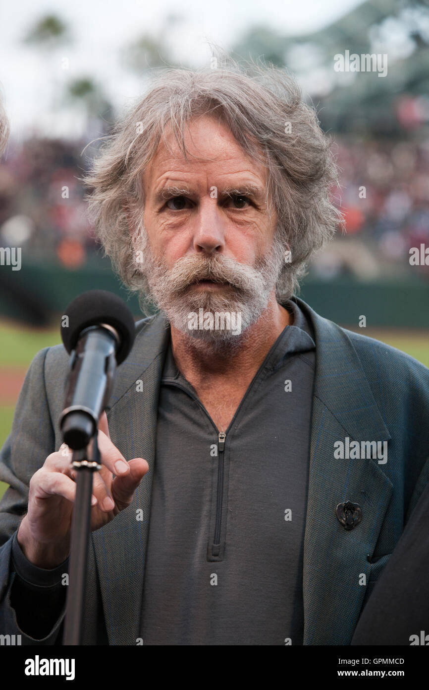 9 août, 2010 ; San Francisco, CA, USA ; ancien membre du groupe Grateful Dead bob weir chante l'hymne national dans le cadre d'un hommage à Jerry Garcia avant le match entre les Giants de San Francisco et les Cubs de Chicago à at&t park. Banque D'Images