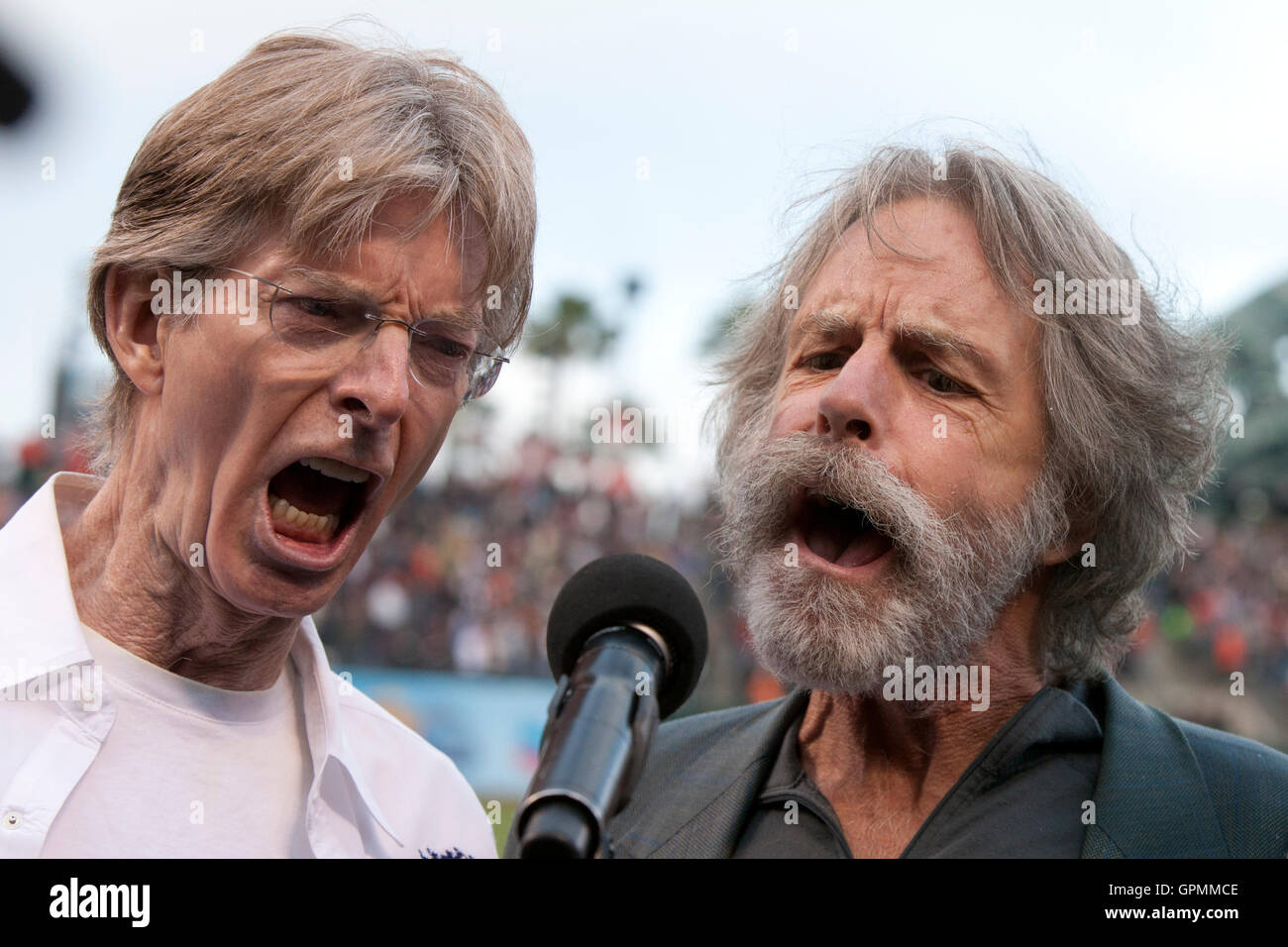 9 août, 2010 ; San Francisco, CA, USA ; ex-membres du groupe Grateful Dead bob Weir (à droite) et Phil lesh (gauche) chanter l'hymne national dans le cadre d'un hommage à Jerry Garcia avant le match entre les Giants de San Francisco et les Cubs de Chicago à at&t pa Banque D'Images
