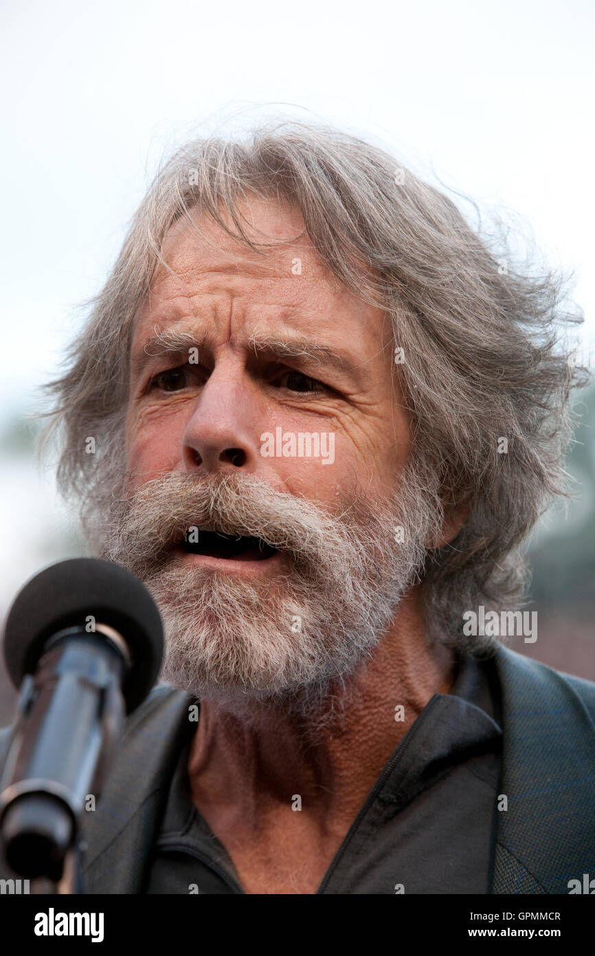 9 août, 2010 ; San Francisco, CA, USA ; ancien membre du groupe Grateful Dead Bob Weir chante l'hymne national dans le cadre d'un hommage à Jerry Garcia avant le match entre les Giants de San Francisco et les Cubs de Chicago à AT&T Park. Banque D'Images