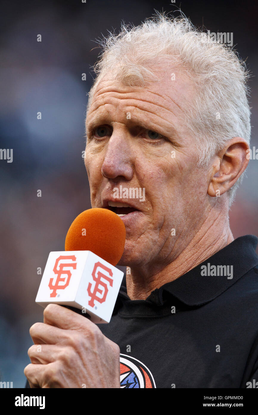 9 août, 2010 ; San Francisco, CA, USA ; Bill Walton parle à un hommage à Jerry Garcia avant le match entre les Giants de San Francisco et les Cubs de Chicago à AT&T Park. Banque D'Images