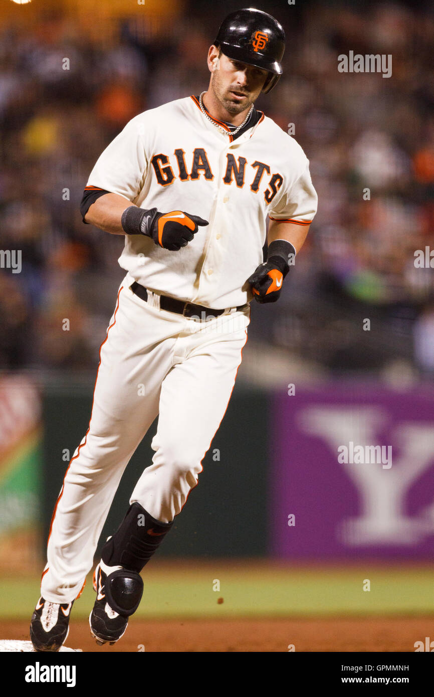 Le 11 août 2010, San Francisco, CA, USA ; San Francisco Giants center fielder aaron rowand (33) complète la troisième base après avoir frappé un home run un off de lanceur partant des Cubs de Chicago tom gorzelanny (32) au cours de la sixième manche chez at&t park de san francisco. Banque D'Images