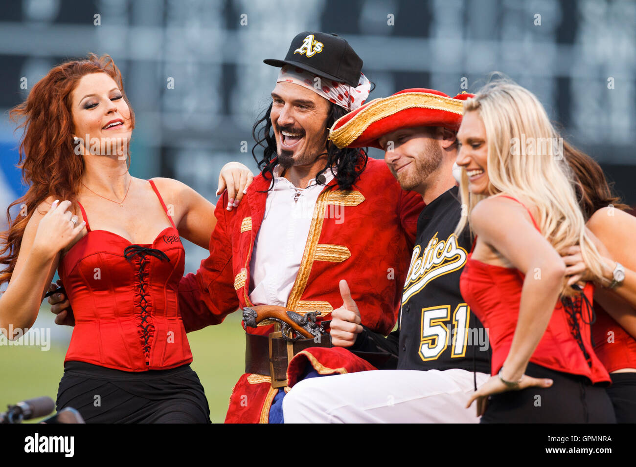 8 septembre, 2010 ; Oakland, CA, USA ; le capitaine morgan et Oakland Athletics le lanceur partant dallas braden (51) posent avec morganettes avant le match contre les Mariners de Seattle à Oakland-Alameda County Coliseum. Banque D'Images