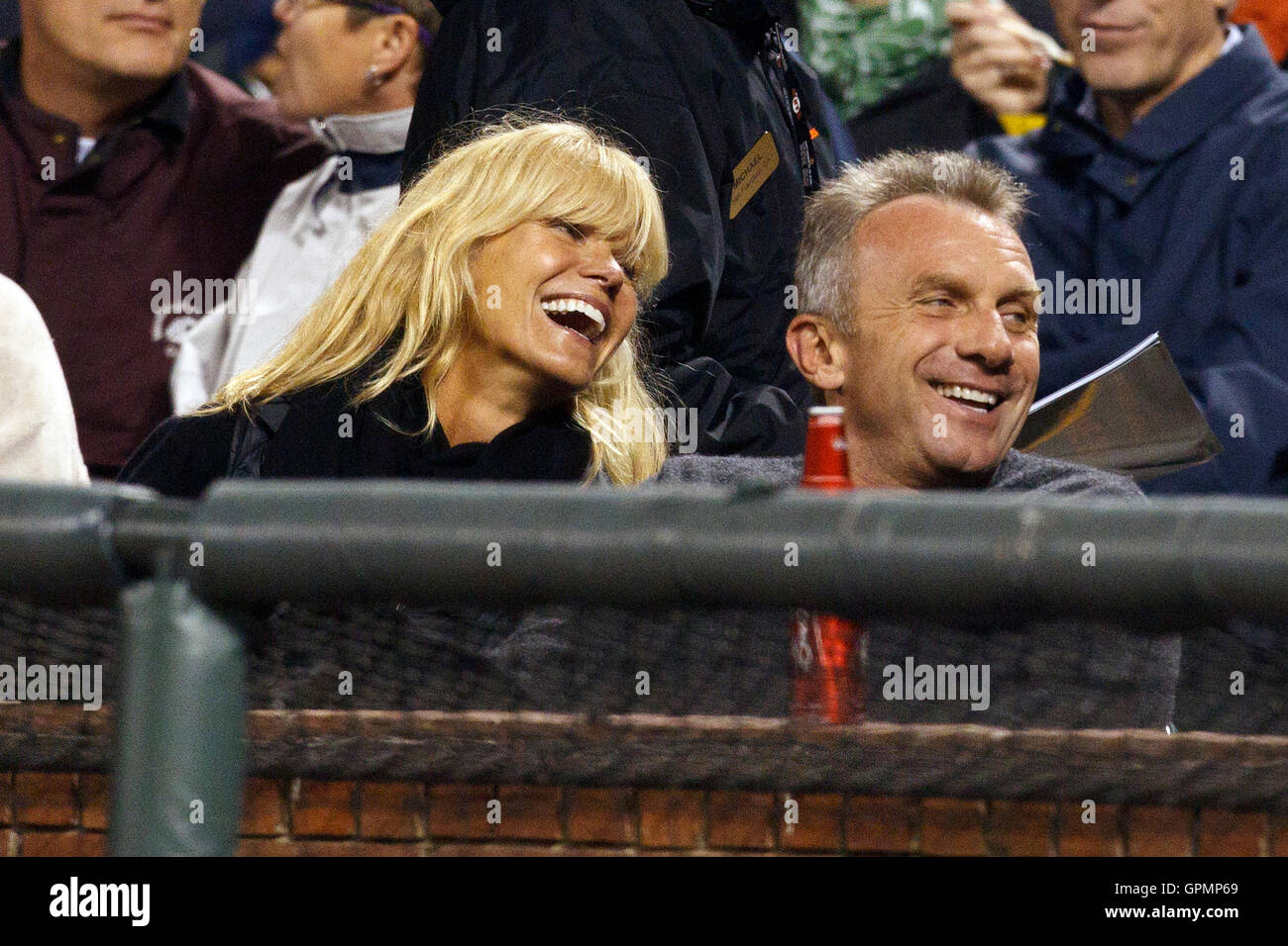 15 septembre, 2010 ; San Francisco, CA, USA ; Joe Montana (à droite) et son épouse Jennifer Montana (à gauche) regarder le match entre les Giants de San Francisco et Les Dodgers de Los Angeles au cours de la troisième manche à AT&T Park. San Francisco Los Angeles défait 2-1 Banque D'Images