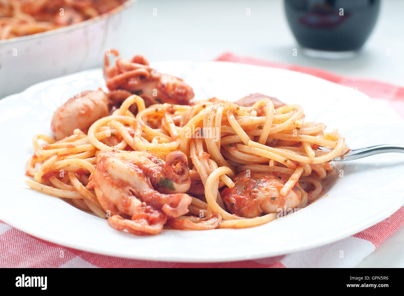 Délicieux spaghetti avec sauce bolognaise,octopus italie astice fourche  délicieuse recette italienne de pâtes italiennes lasagne maccheroni oct  Photo Stock - Alamy
