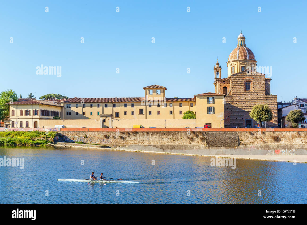 L'église de San Frediano in Cestello à l'Arno à Florence avec une chaloupe Banque D'Images