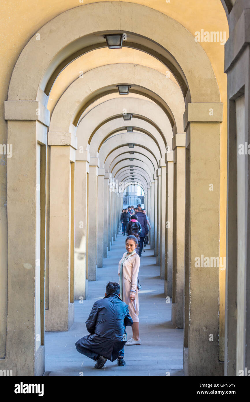 Asian woman photographié dans le corridor de Vasari à Florence, Italie Banque D'Images