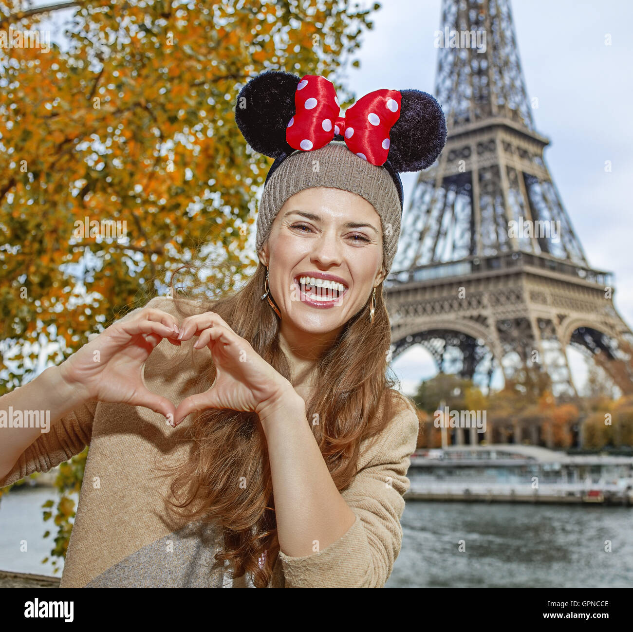 Vacances d'automne parfaite à Disneyland et Paris. Portrait of happy tourist couple Minnie Mouse oreilles sur le quai au Pari Banque D'Images