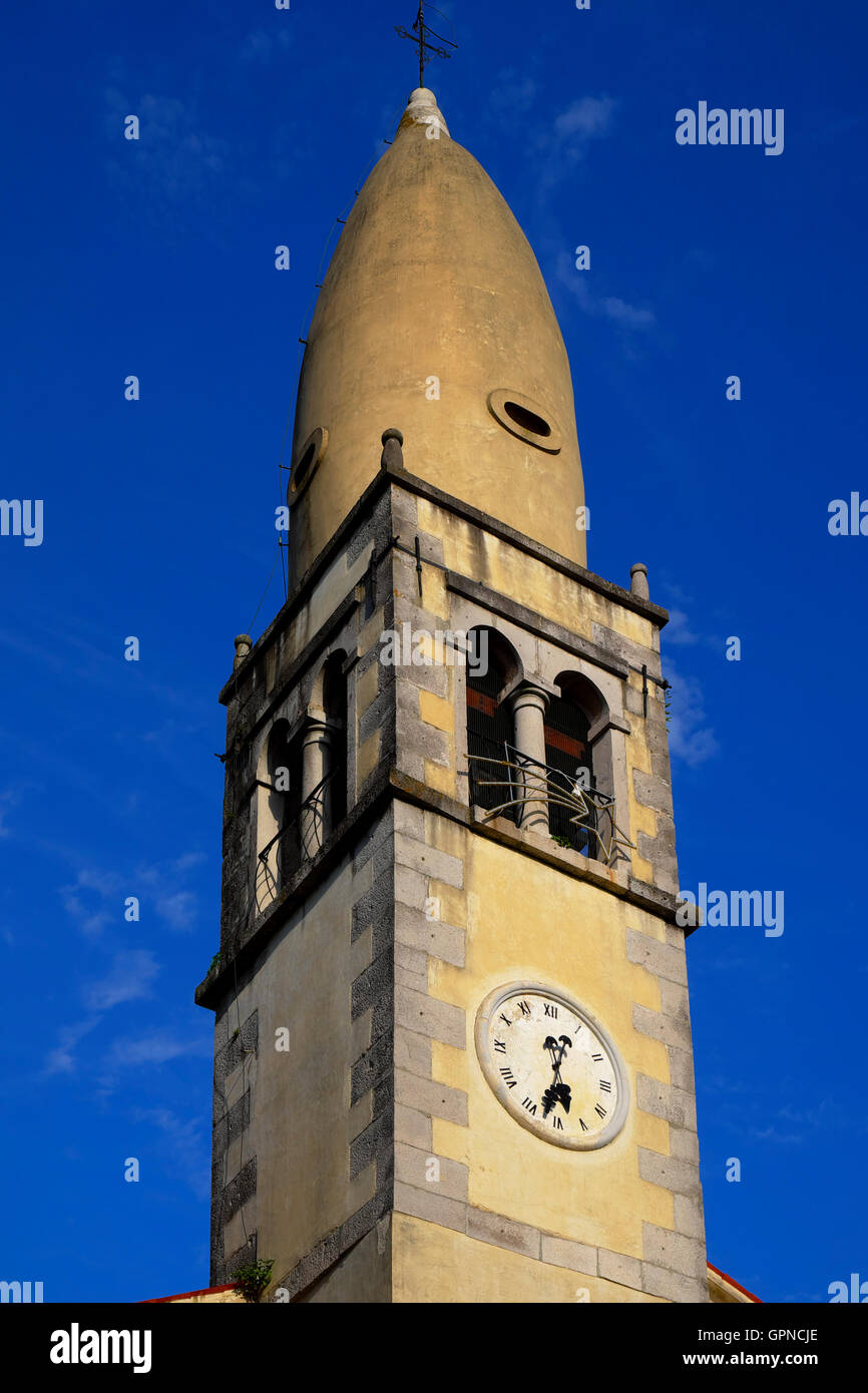 La tour de l'église paroissiale du prophète Daniel dans Koper, Vipana vallée, la Slovénie. L'église a été construite au 15e siècle comme la banque d'inhumation des comtes de Cobenzl. L'église en forme de citron tour a été construite en 1609. Banque D'Images