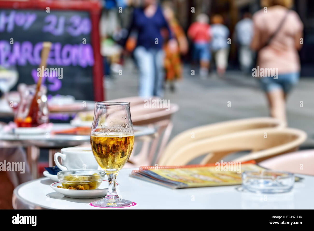 Journée Méditerranéenne lumineuse avec un verre de bière froide Banque D'Images