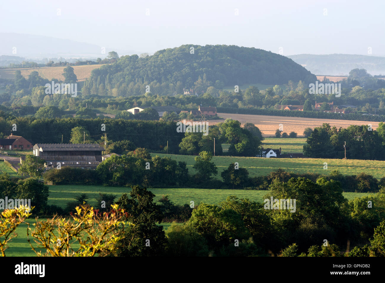 Tôt le matin de paysage cimetière Hanbury, Worcestershire, Royaume-Uni Banque D'Images