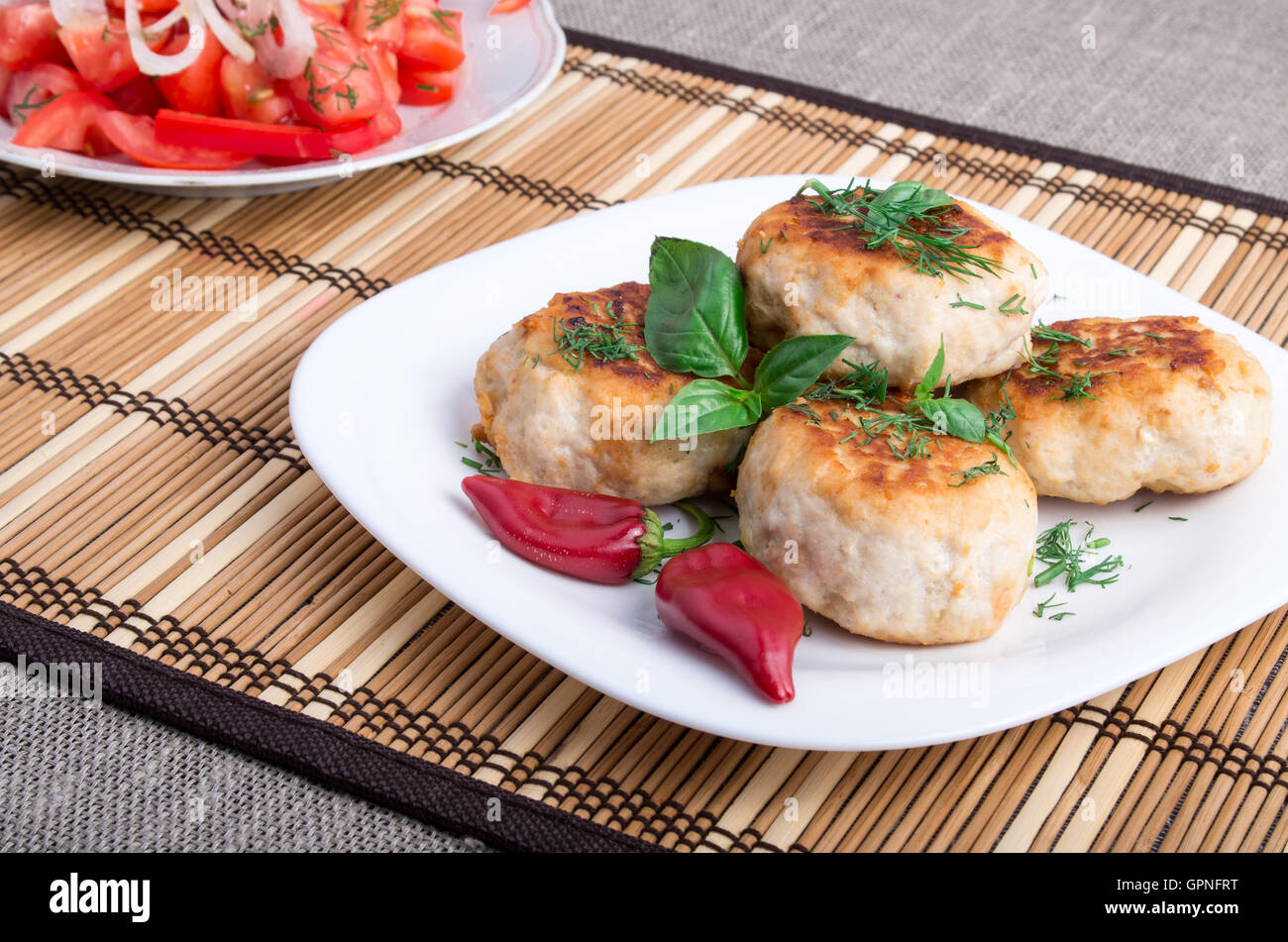 Vue rapprochée sur l'alimentation saine faite à partir d'ingrédients naturels - Boulettes de viande hachée de poulet et une salade de tomates crues Banque D'Images
