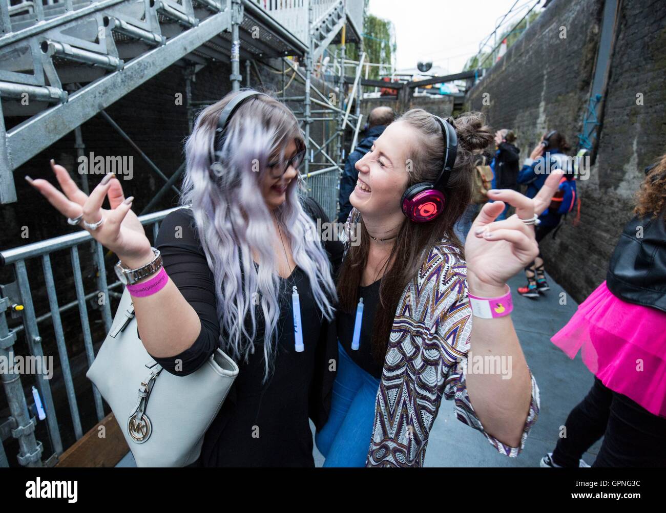 Les gens assistent à une discothèque silencieuse au Camden Locks comme le Canal & River Trust de célébrer la fin d'une période de trois ans et un demi-million de livres Projet de restauration, qui implique le remplacement de huit ensembles de portes, Regents Canal, Londres. Banque D'Images