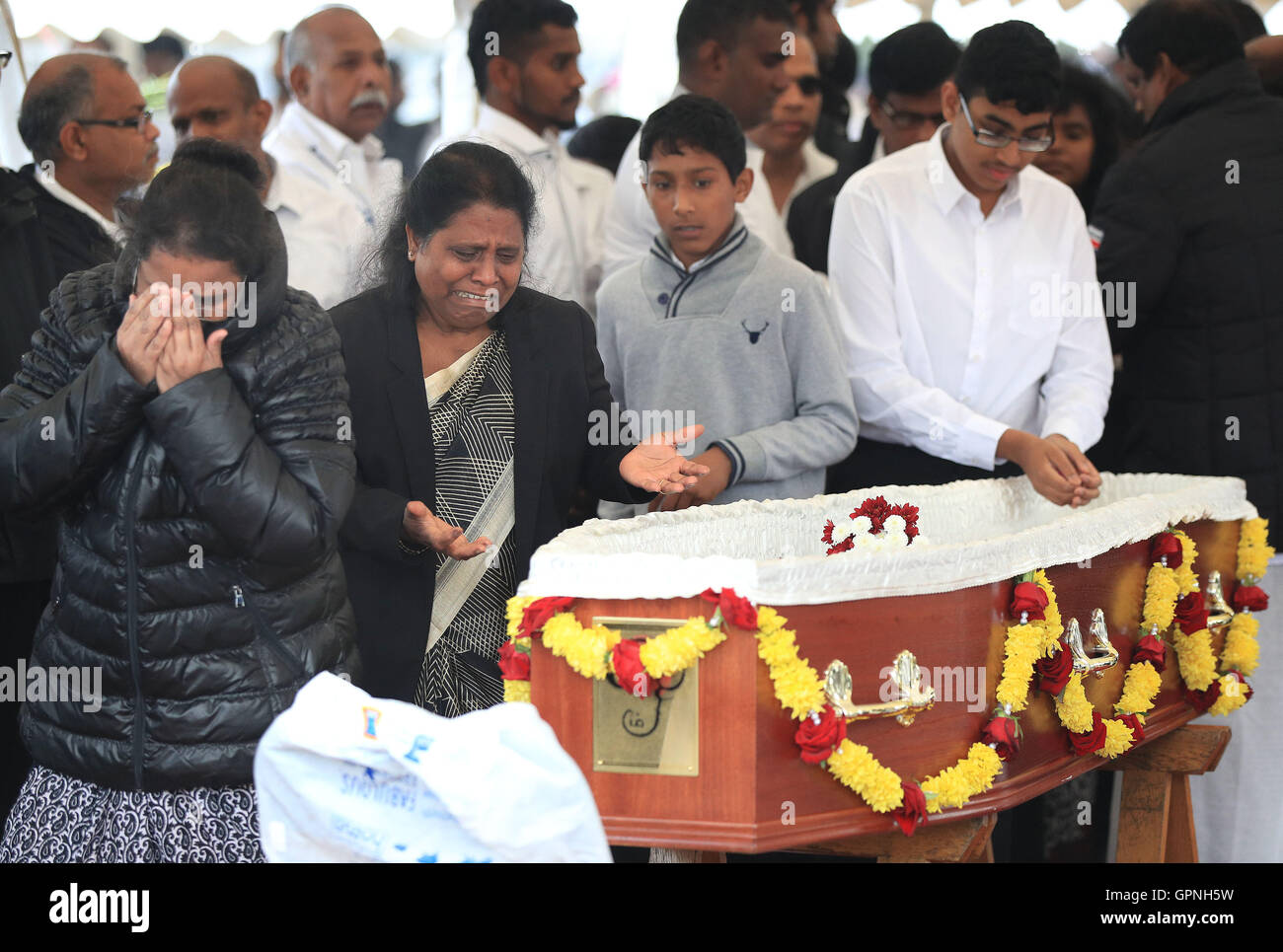 En deuil voir ouvrir le cercueil de Gurushanth Srithavarajah sur Winn's Common Park à Londres à l'enterrement des 5 amis qui est mort à Camber Sands, près de Rye dans l'East Sussex, le mois dernier. Banque D'Images