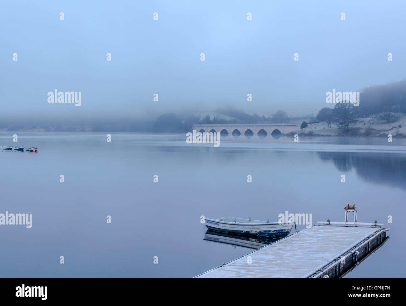 Ashopton Viaduc, Ladybower Reservoir, Misty morning, Derbyshire, Angleterre, RU Banque D'Images
