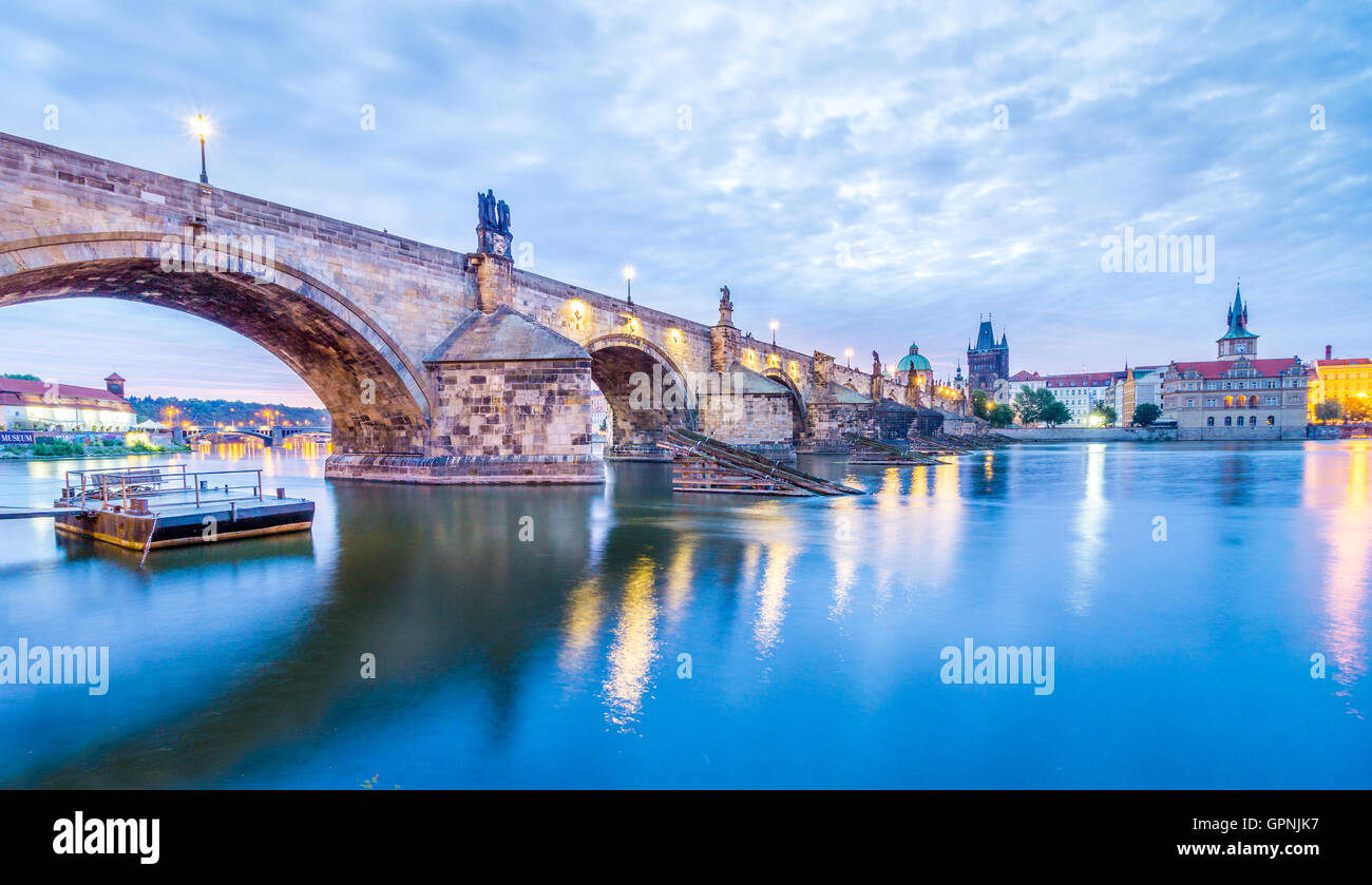 Le pont Charles est situé à Prague, République tchèque. Terminé dans le XV siècle, c'est un pont traversant la gothique médiévale Banque D'Images