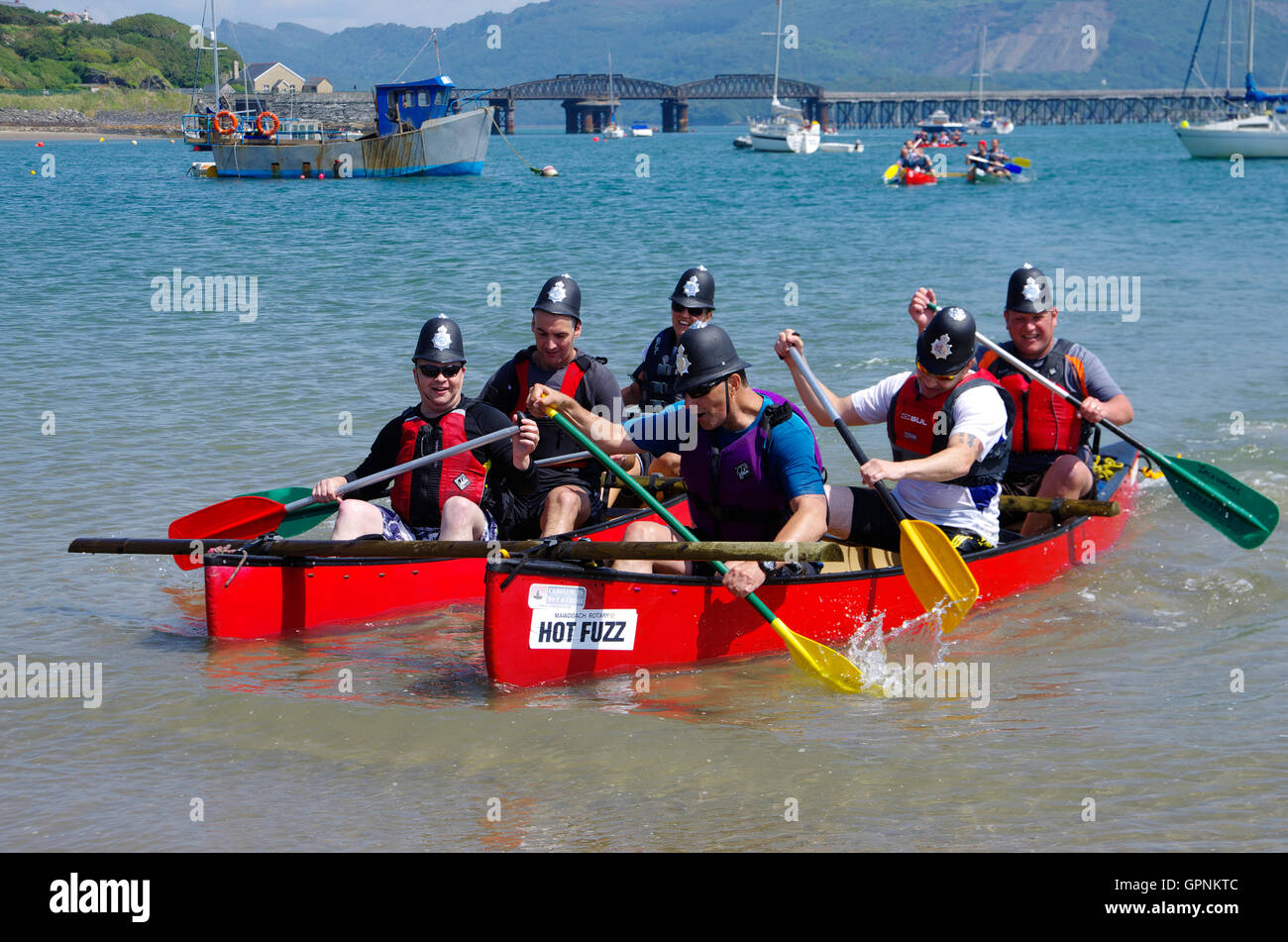 Les concurrents à la pagaie Barmouth Fest Banque D'Images