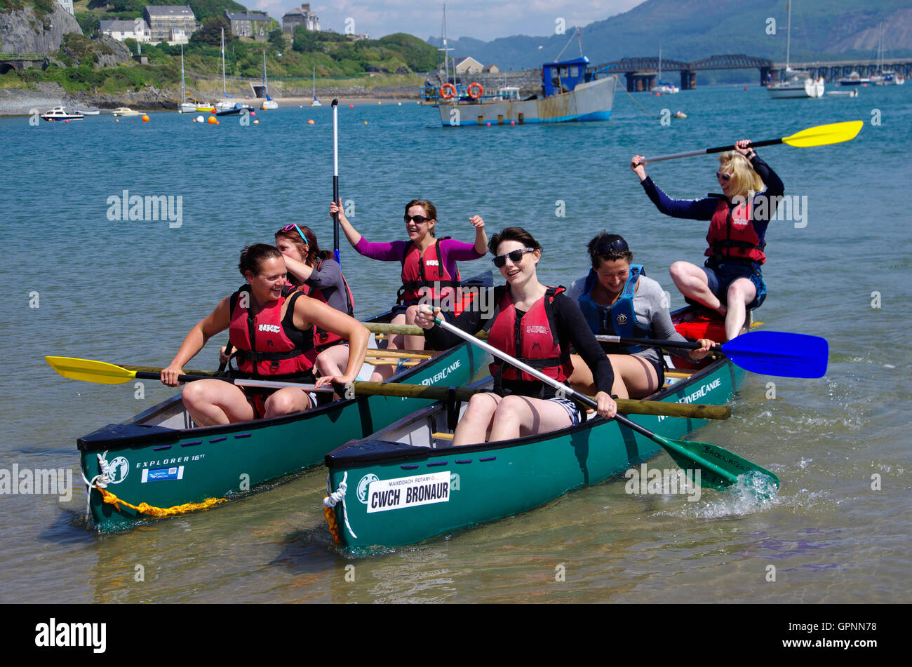 Les concurrents à la pagaie Barmouth Fest Banque D'Images