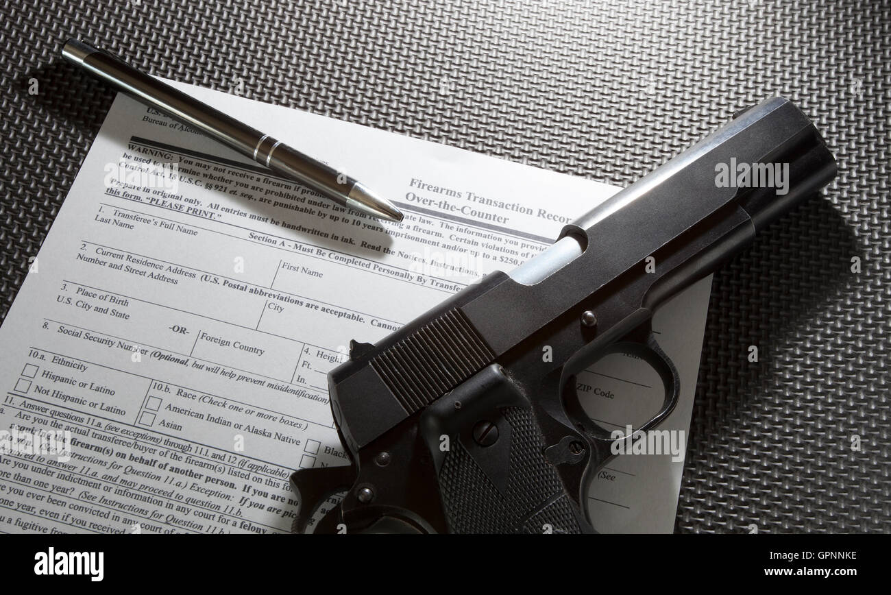Revolver et stylo et papiers requis pour la vérification des antécédents pour un achat d'armes à feu Banque D'Images