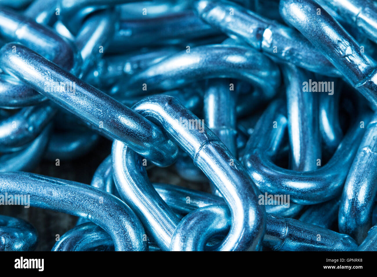 Arrière-plan de chaîne en acier galvanisé, liens dans ton bleu. Shallow DOF. Banque D'Images