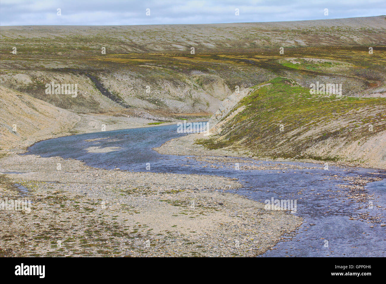Vallée de la rivière qui coule à travers la cuesta de l'archipel de la Nouvelle-Zemble. Territoire du site d'essai atomique, où mené explosio Banque D'Images