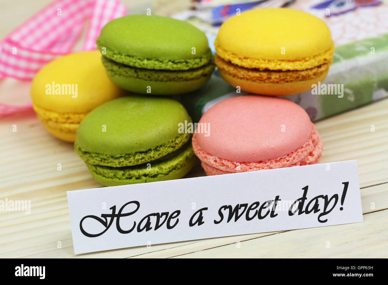 Avoir un jour doux avec carte macarons croquants colorés Banque D'Images