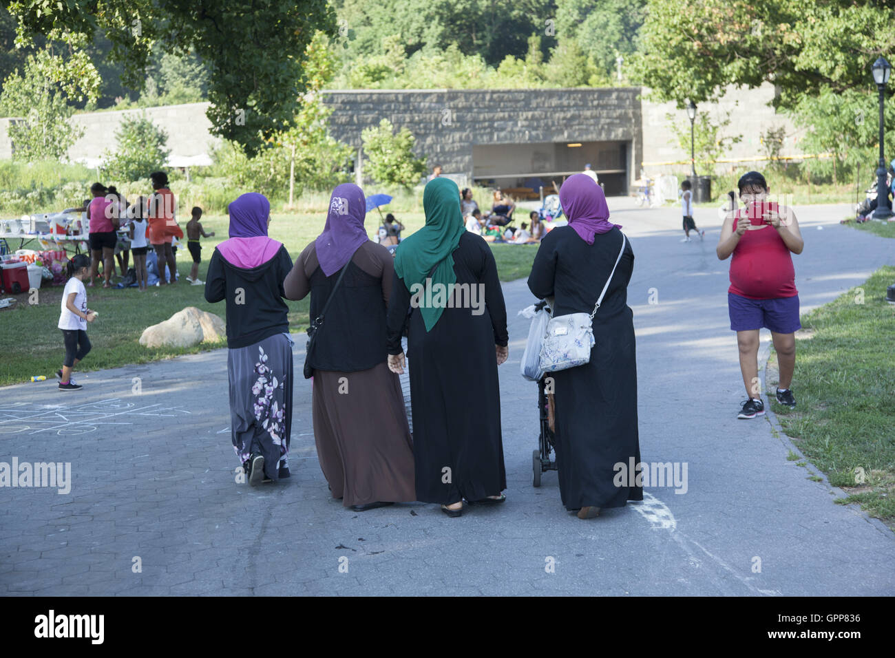 Femmes Musulmanes qui semblent plus comme ils n aimerait vivre au Pakistan, l'Iran ou le Bangladesh sont devenus un spectacle familier dans Brooklyn, New York. Prospect Park. Banque D'Images