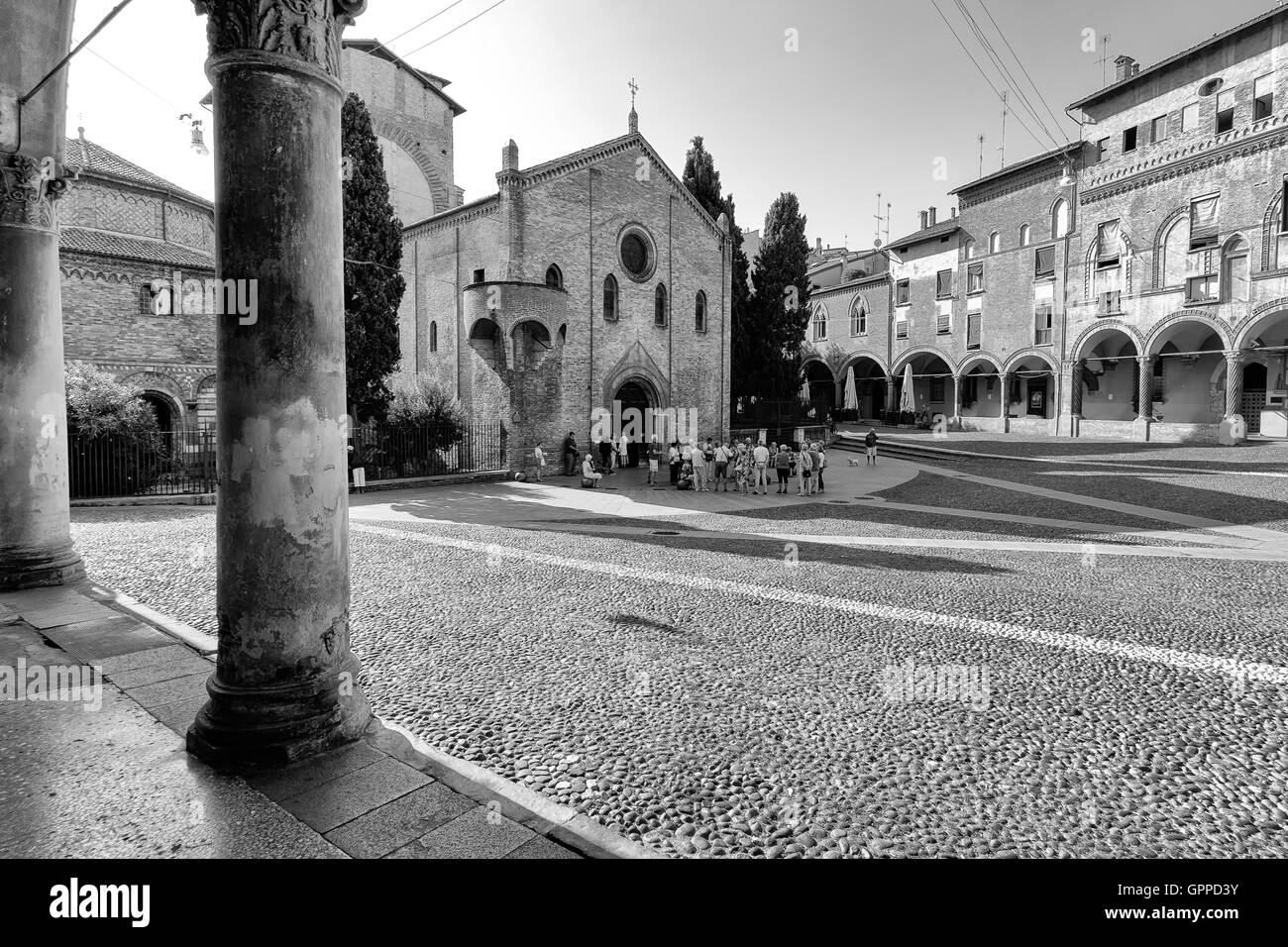 Bologne, Italie - Septembre 04, 2016.Groupe de touristes en face de l'église catholique dans l'historique de la Piazza Santo Stefano Banque D'Images