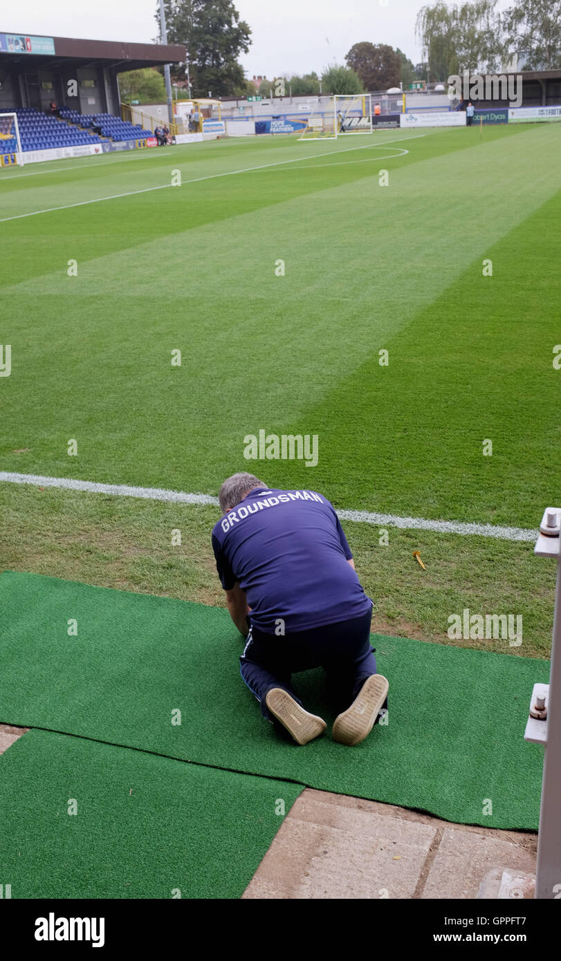 L'AFC Wimbledon groundsman au Cherry Red Records Stadium dans le sud de Londres Banque D'Images