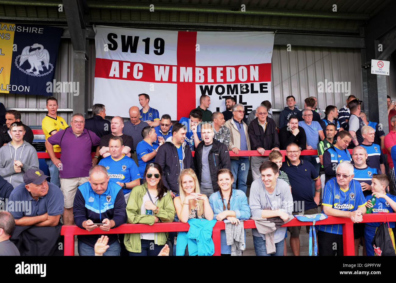 L'AFC Wimbledon fans au Cherry Red Records Stadium dans le sud de Londres Banque D'Images