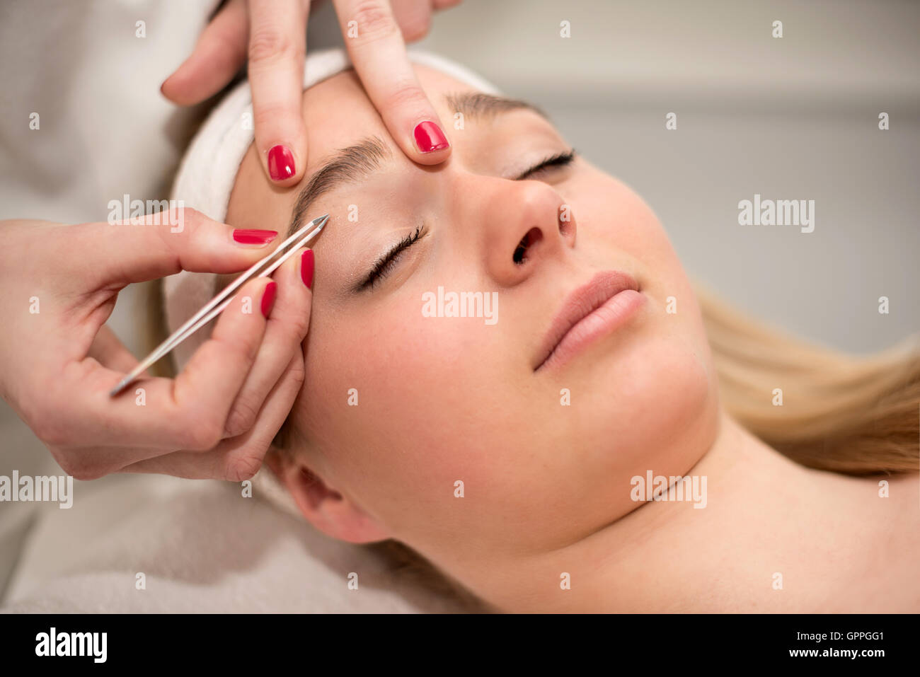 L'épilation sourcils avec pince à épiler par esthéticienne au salon de  beauté Photo Stock - Alamy