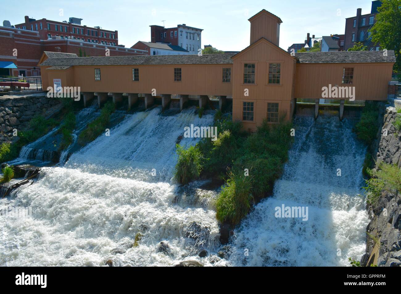 Vue d'écluses, de barrages et de canaux et à la Lowell Parc national historique de Lowell, Massachusetts. Banque D'Images