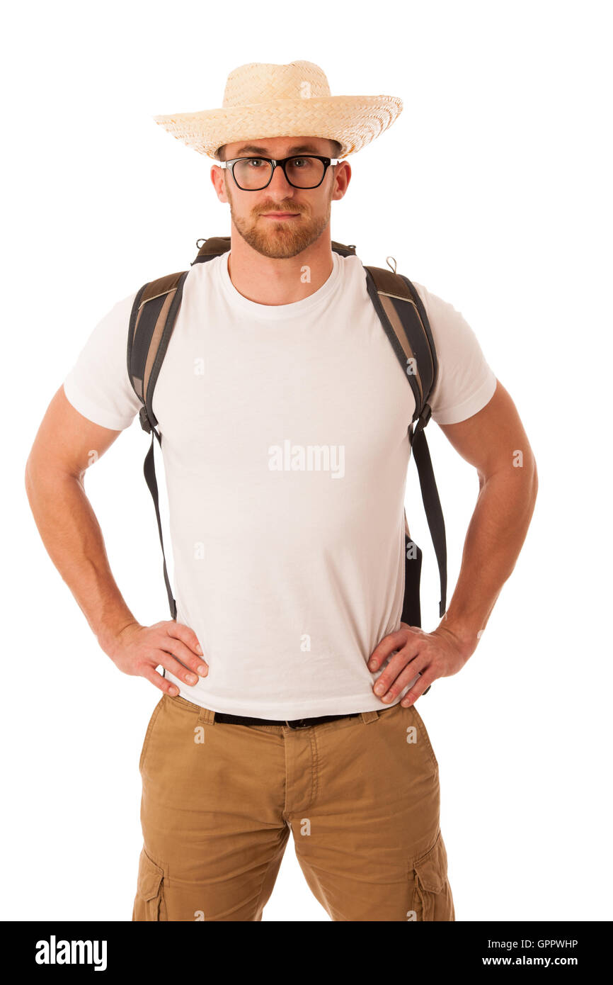 Traveler avec chapeau de paille, chemise blanche et son sac à dos isolés sur fond blanc. Banque D'Images