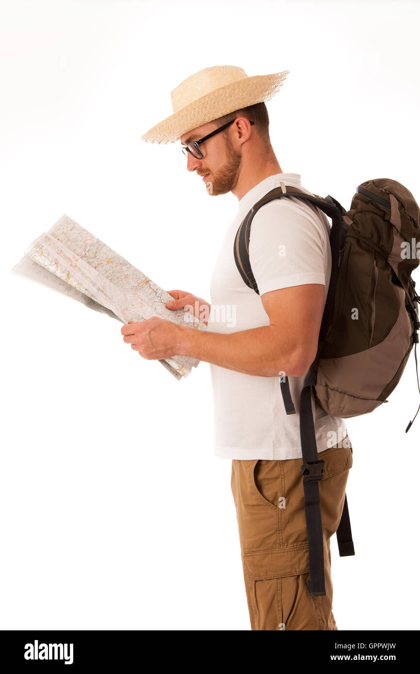 Traveler avec chapeau de paille, chemise blanche, sac à dos et la carte semble comme il est perdu isolated over white background. Banque D'Images