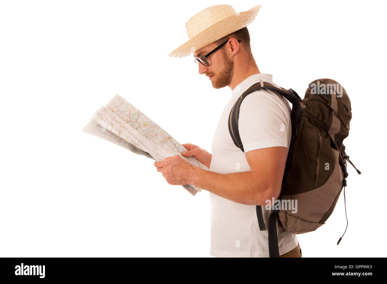 Traveler avec chapeau de paille, chemise blanche, sac à dos et la carte semble comme il est perdu isolated over white background. Banque D'Images