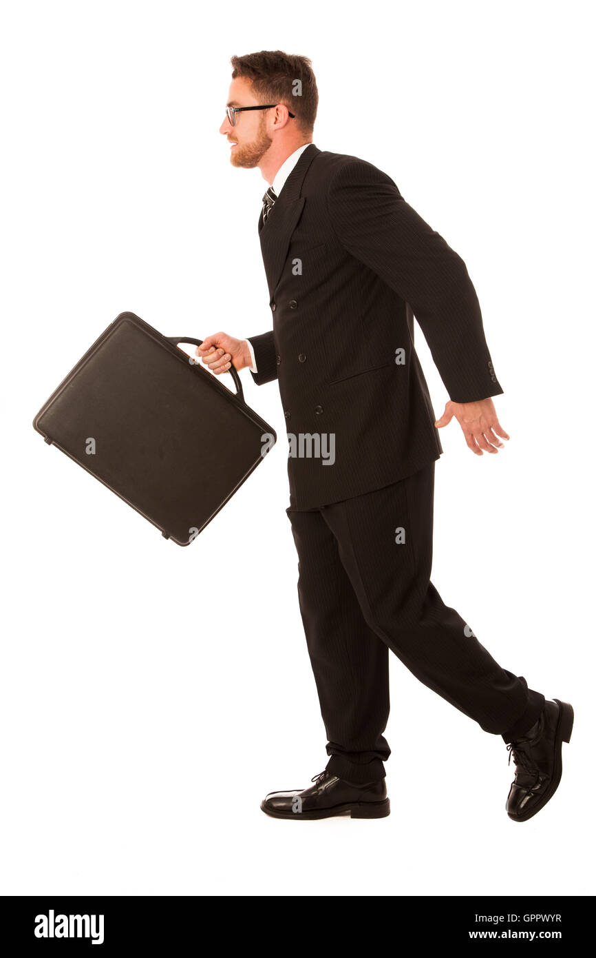 Homme d'affaires en costume formel et mallette, valise isolated over white marche avec assurance. Banque D'Images