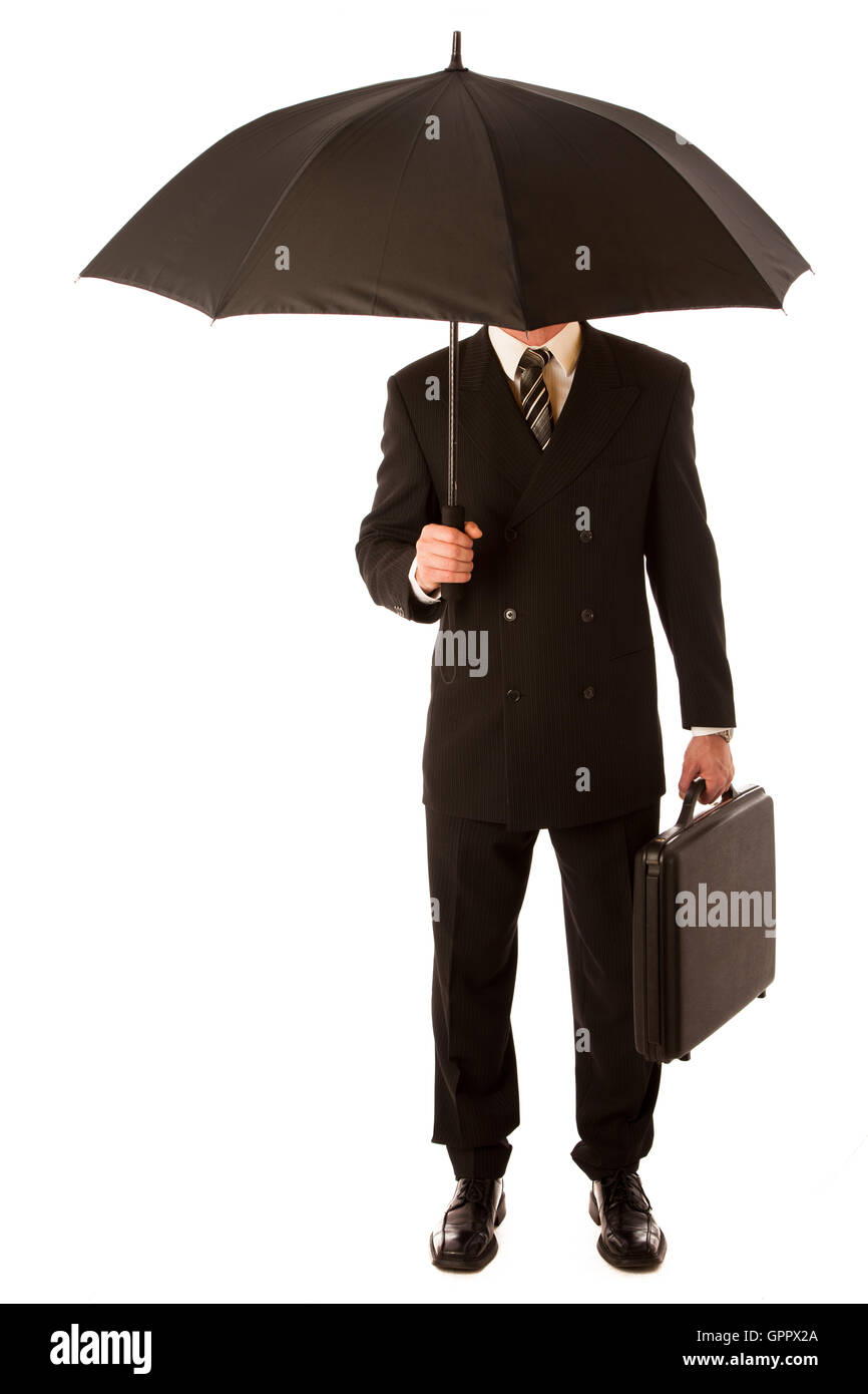 Homme d'affaires en costume formel et porte-documents, en vertu de l'article valises parapluie noir sur blanc isolé. Banque D'Images