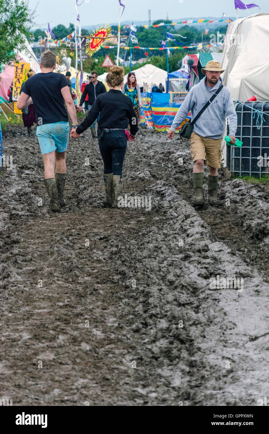 Les festivaliers billet dans la boue au festival de Glastonbury Banque D'Images