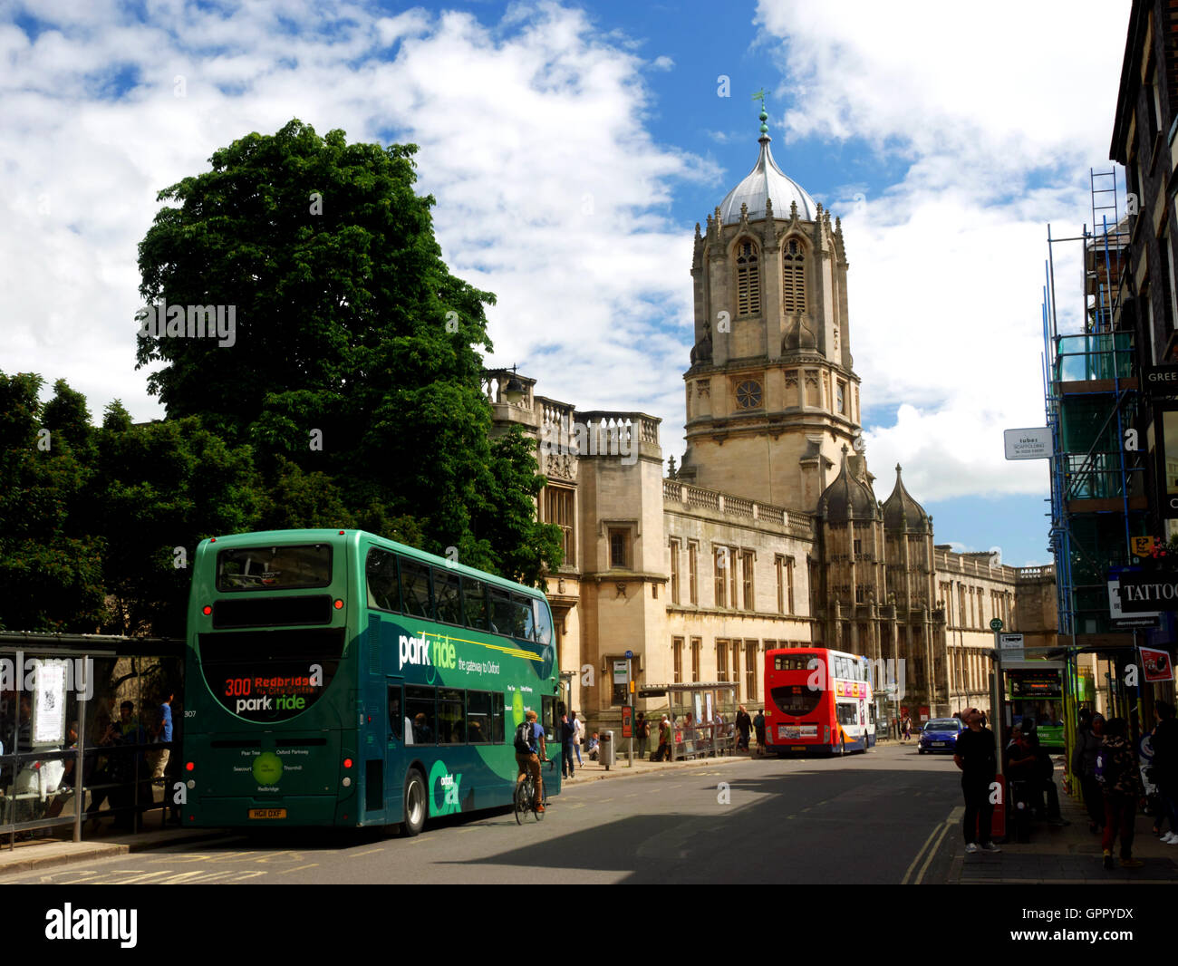 Vue vers le bas St Aldates vers la cathédrale Christ Church, à Oxford. Banque D'Images