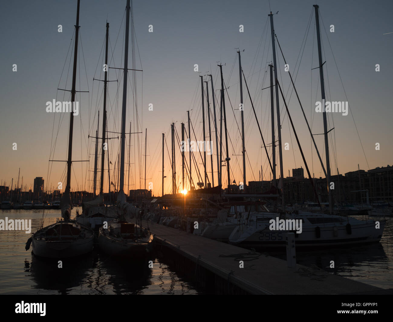 Le soleil se couche derrière les bateaux dans Marseille Vieux Port Banque D'Images