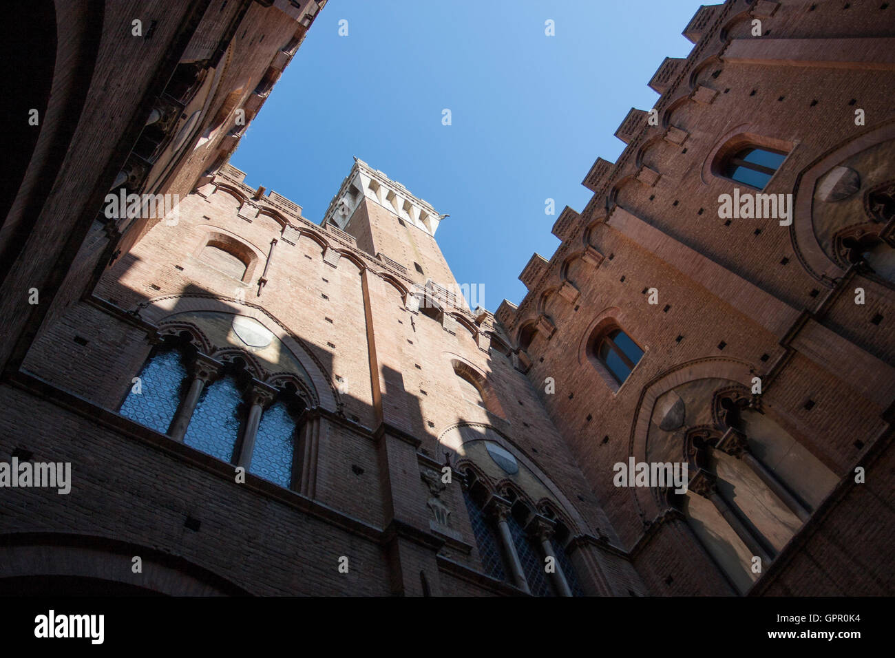 Sienne Toscane Italie. Vue depuis le 'Cortile del Podesta' la cour du Palazzo Pubblico ou également connu comme Palazzazzo comunale, Banque D'Images