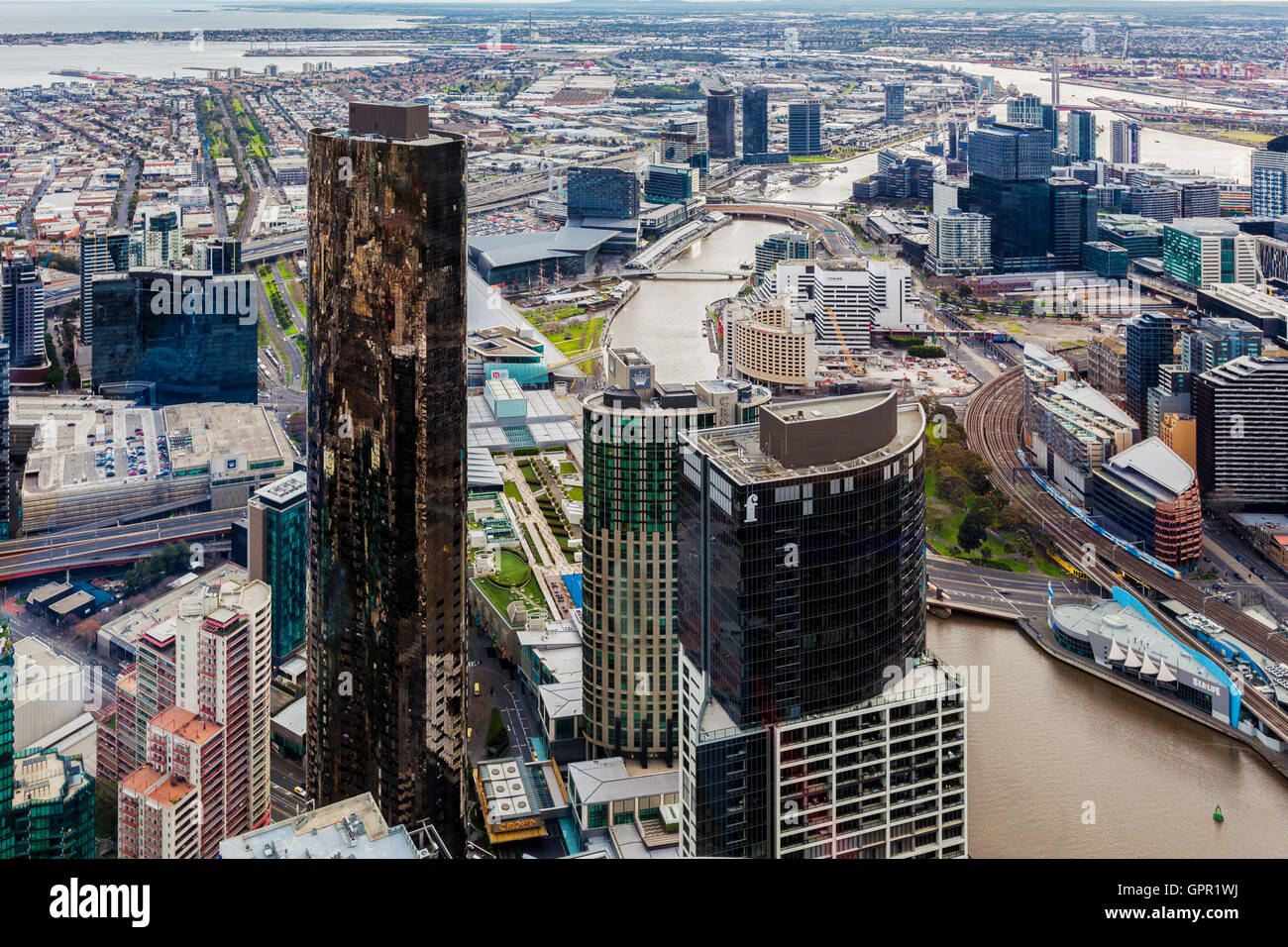 Melbourne, Australie - le 27 août 2016 : Vue aérienne de Melbourne avec des gratte-ciel et la rivière Yarra serpentant à travers. Banque D'Images