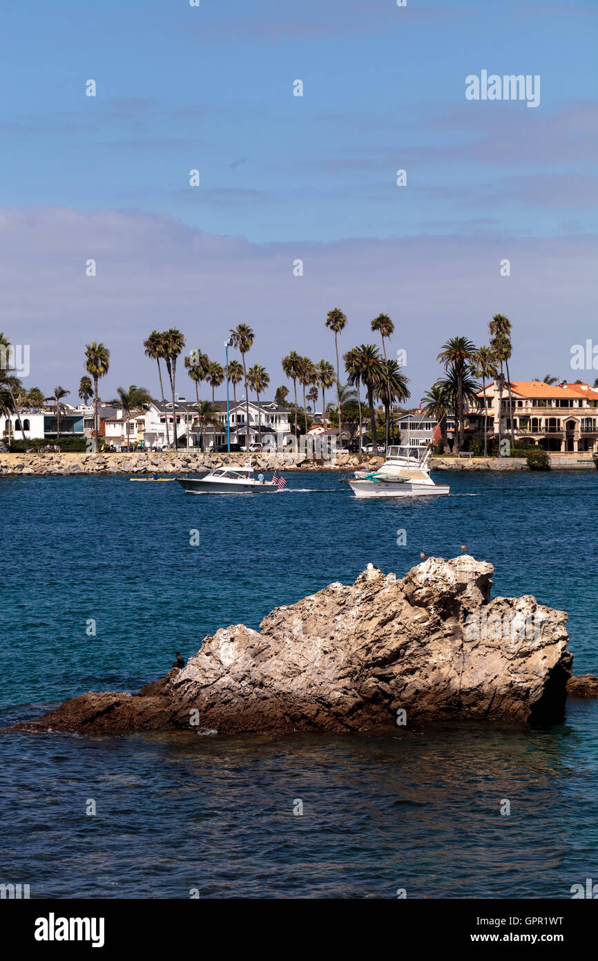 Voilier et un bateau à quitter le port de Corona del Mar, Californie en été Banque D'Images