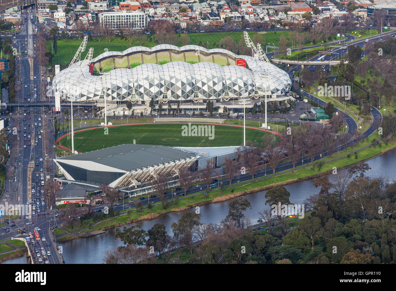 Melbourne, Australie - le 27 août 2016 : Vue aérienne du parc AAMI Stadium pour le rugby et le soccer, et Holden Center près de la Rivière Yarra Banque D'Images