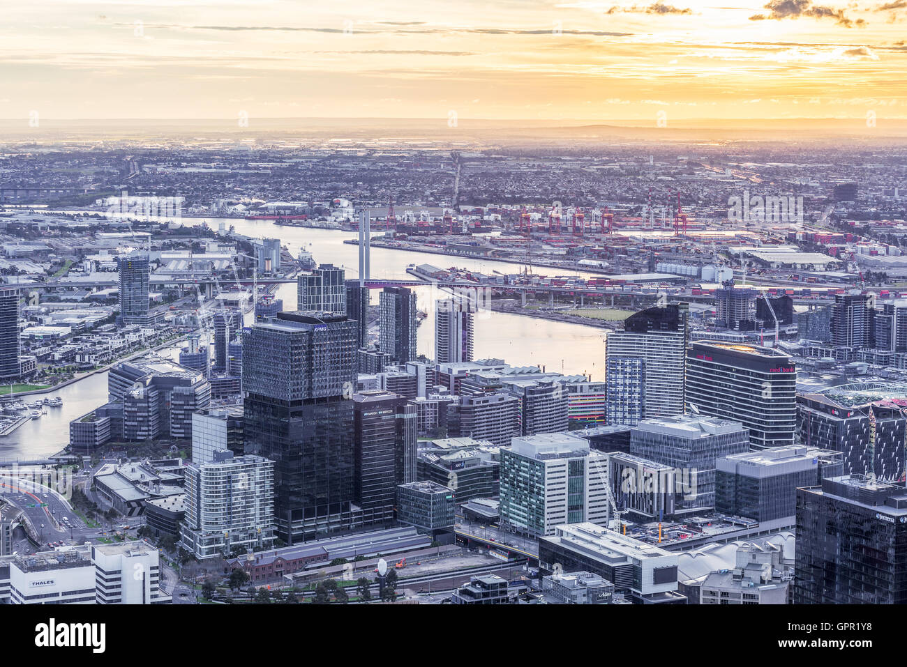 Melbourne, Australie - le 27 août 2016 : Vue aérienne de Melbourne avec des gratte-ciel, la rivière Yarra et Bolte Bridge at sunset Banque D'Images