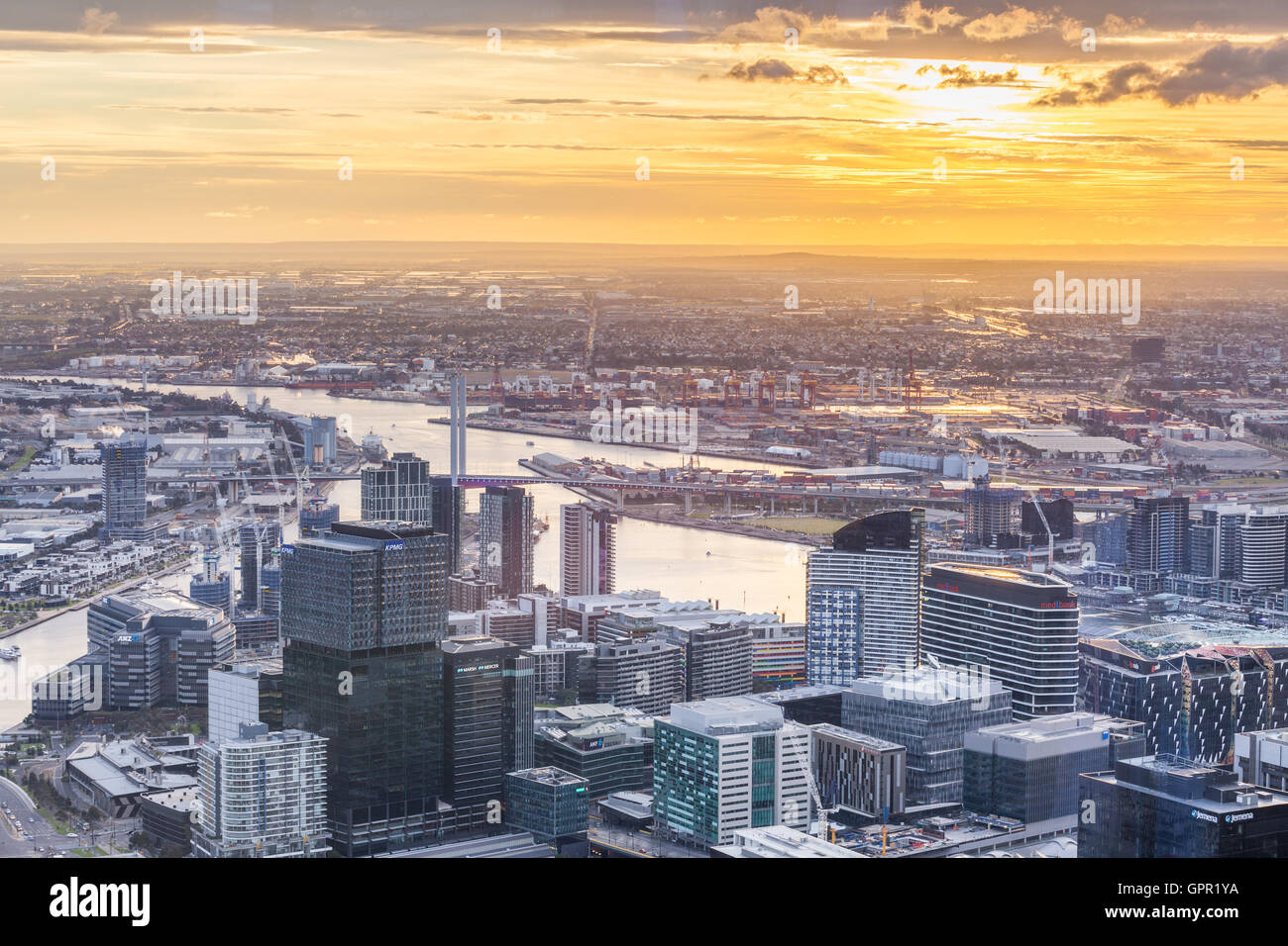 Melbourne, Australie - le 27 août 2016 : Vue aérienne de Melbourne avec des gratte-ciel, la rivière Yarra et Bolte Bridge at sunset Banque D'Images