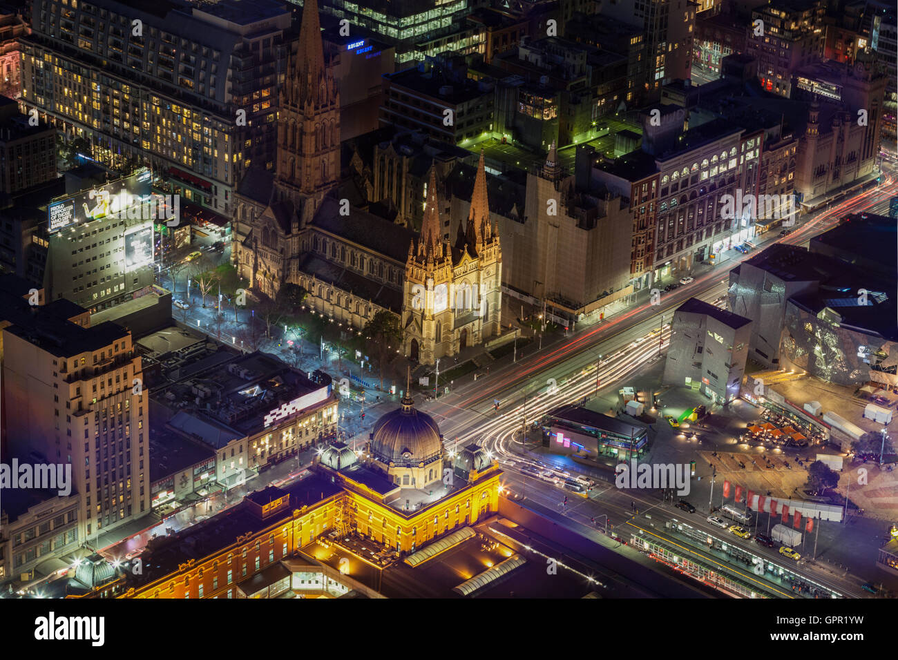 Melbourne, Australie - le 27 août 2016 : Vue aérienne de la gare de Flinders Street et de la Cathédrale St Paul de nuit. Banque D'Images